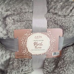 NWT Gray Ultra Limited Edition Plush Throw Blanket 50”X 60”